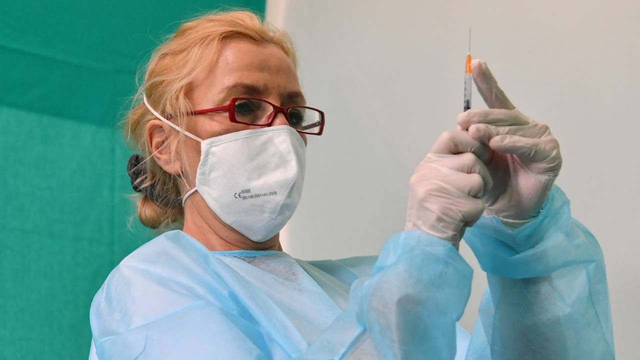 W drugiej dekadzie maja ruszą szczepienia w zakładach pracy i przedsiębiorstwach (fot. PAP/Piotr Nowak) W drugiej dekadzie maja ruszą szczepienia w zakładach pracy i przedsiębiorstwach (fot. PAP/Piotr Nowak)