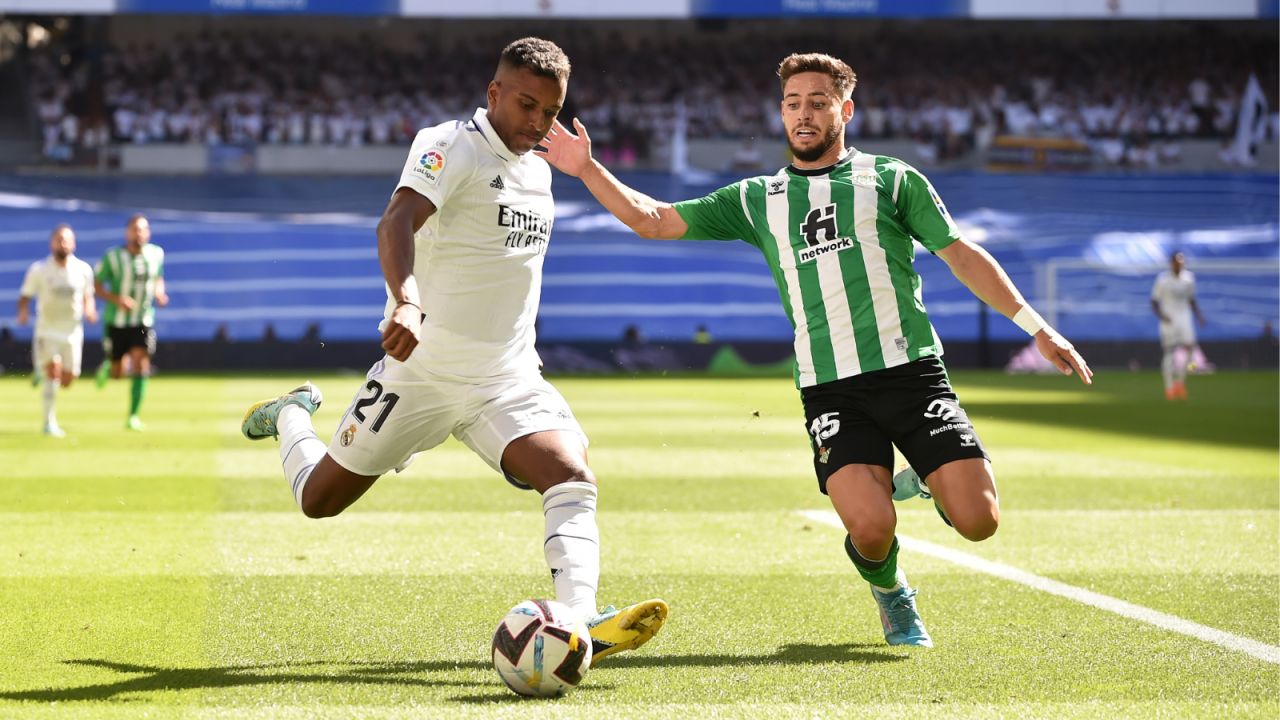 Matty Cash i Jan Bednarek będą mieli w klubie nowego kolegę. Alex