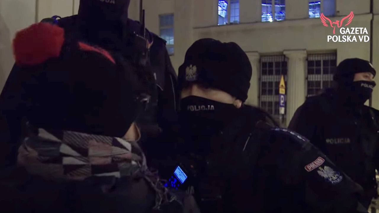 „Babcia Kasia” w wulgarny słowach ubliżała policjantce (fot. YouTube/Gazeta Polska VD)