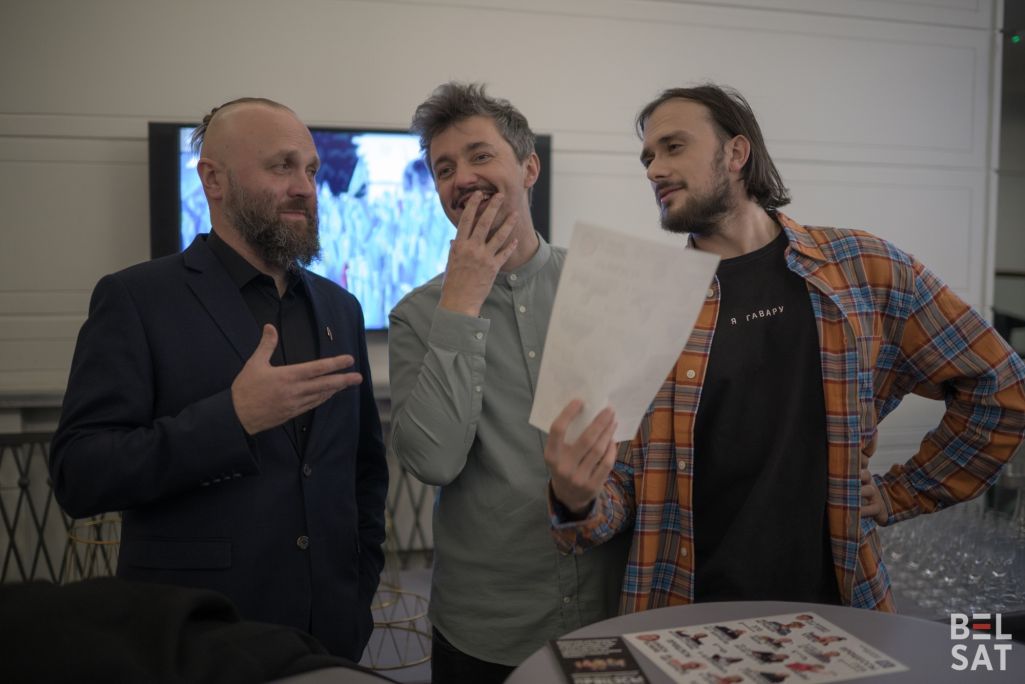Старшыня фундацыі «Тутака» Павел Станкевіч, актор Міхаіл Зуй і рэжысёр Андрэй Кашперскі на вечары адкрыцці фестывалю ў Варшаве, Польшча. 24 лістапада 2023 года. (Фота: Карына Пашко / Белсат)