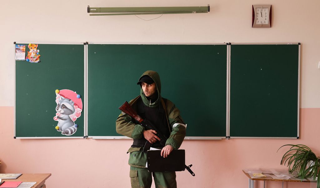 Здымак мае ілюстрацыйны характар. Вайсковец у класе сярэдняй школы № 50 на вуліцы Сакалоўскага. Горлаўка, Украіна. 25 лютага 2022 года. (Фота: Аляксандр Румін / TASS / Forum)