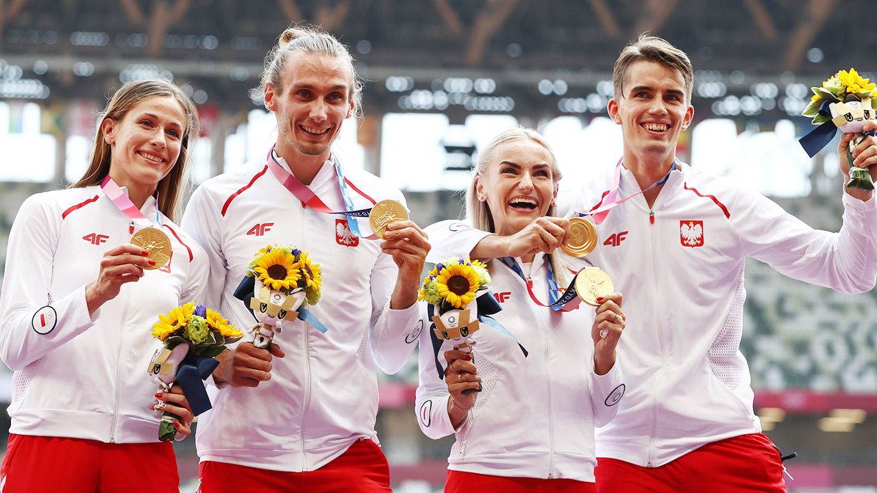 Złoci medaliści na podium (fot. TVP)