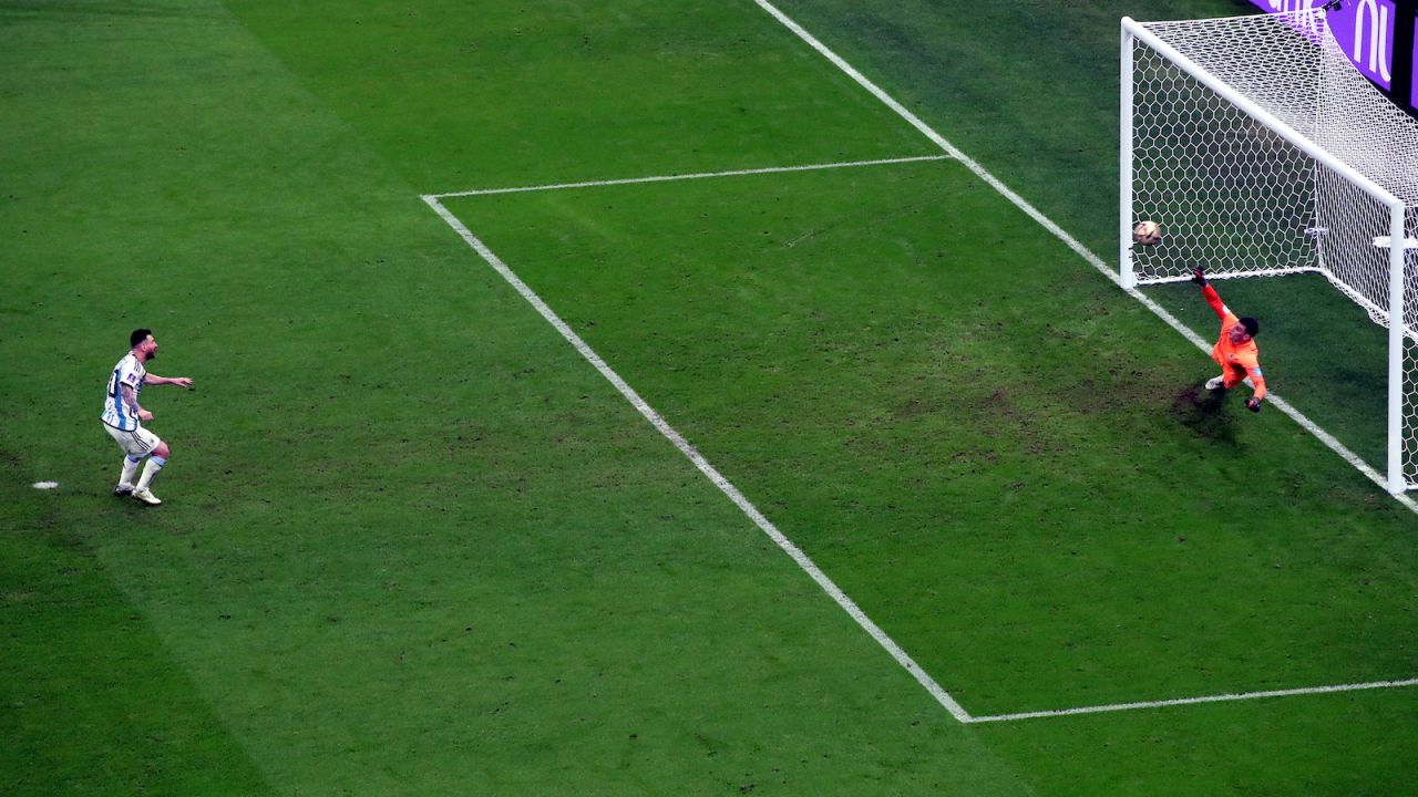 Leo Messi nie dał najmniejszych szans Dominikovi Livakoviciowi w meczu z Chorwacją (fot. PAP/EPA)