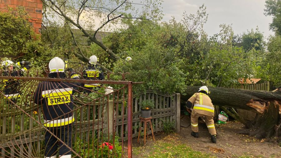Straty po burzy w Wielkopolsce. Konin - Środa Wlkp. - Pleszew - Słupca (fot. OSP Niniew)