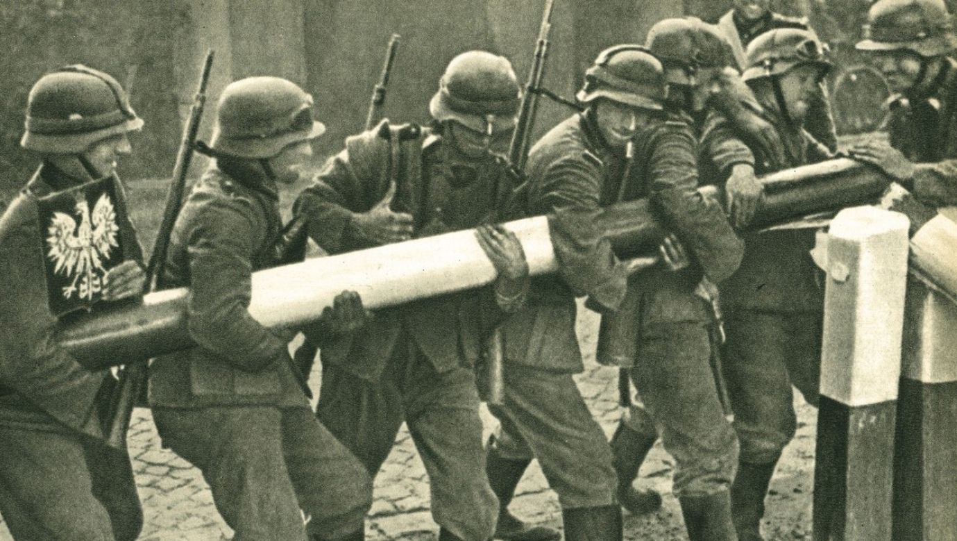 1 września 1939 roku – wojska niemieckie usuwają barierę graniczną między III Rzeszą a Polską. Nazistowska inwazja i okupacja Polski doprowadziły do wypowiedzenia im wojny 3 września 1939 r. przez Wielką Brytanię i Francję i formalnego rozpoczęcia II wojny światowej. Fot. Universal History Archive/Getty Images