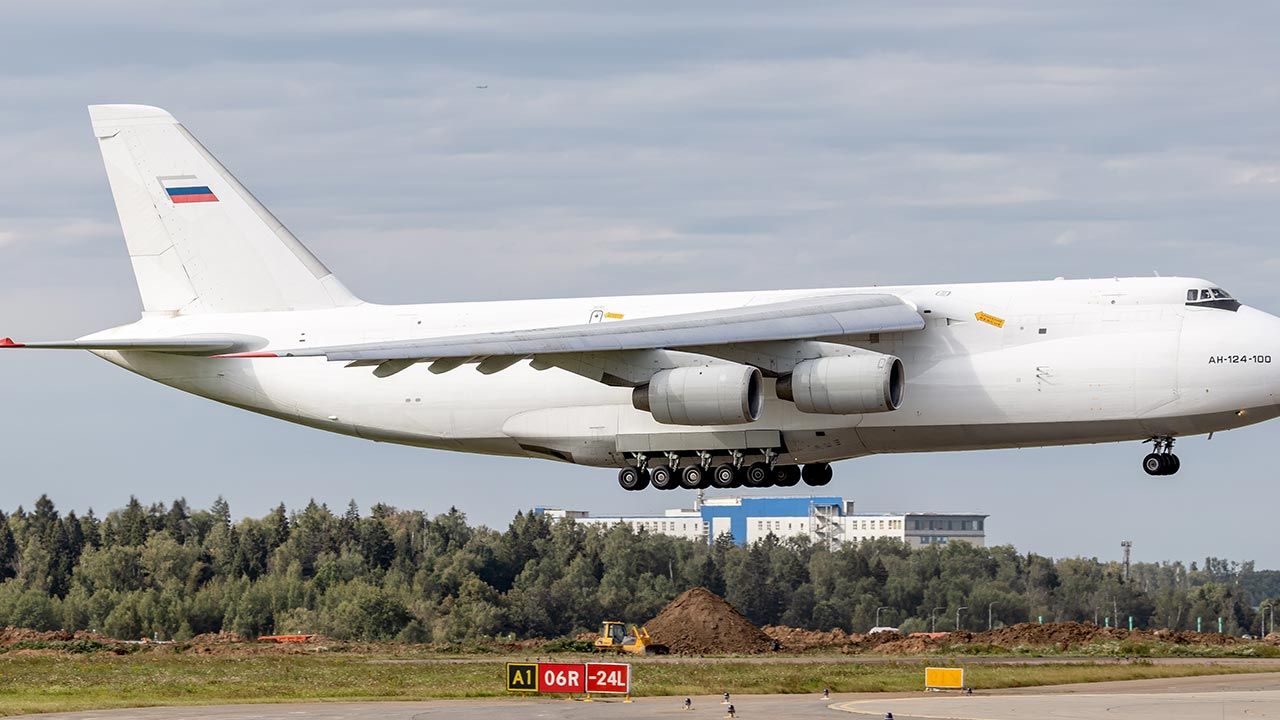 Samoloty transportowe An-124 Rusłan miały odbyć dziewięć lotów w ciągu ostatniego tygodnia do Chin (fot. Shutterstock)
