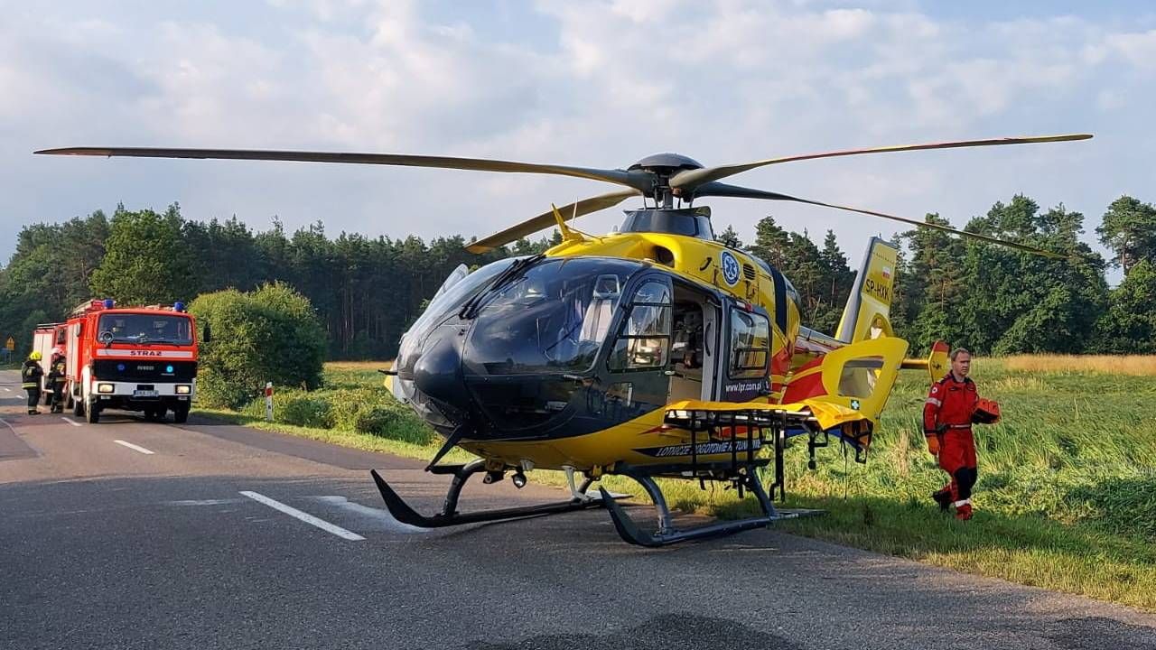 Na miejsce wypadku skierowano dwa śmigłowce LPR (fot. PAP/KPP Radomsko) Na miejsce wypadku skierowano dwa śmigłowce LPR (fot. PAP/KPP Radomsko)