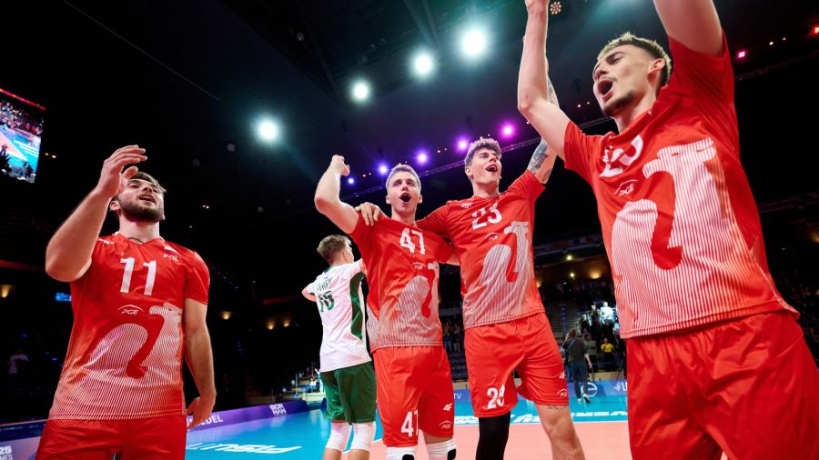Piotr Śliwka, bydgoszczanin Antoni Kwasigroch, Jordan Zaleszczyk i Marcel Hendzelwski cieszą się ze zwycięstwa po meczu finałowym z Brazylią na 32. Letniej Uniwersjadzie w Berlinie (fot. PAP/Rafał Oleksiewicz
