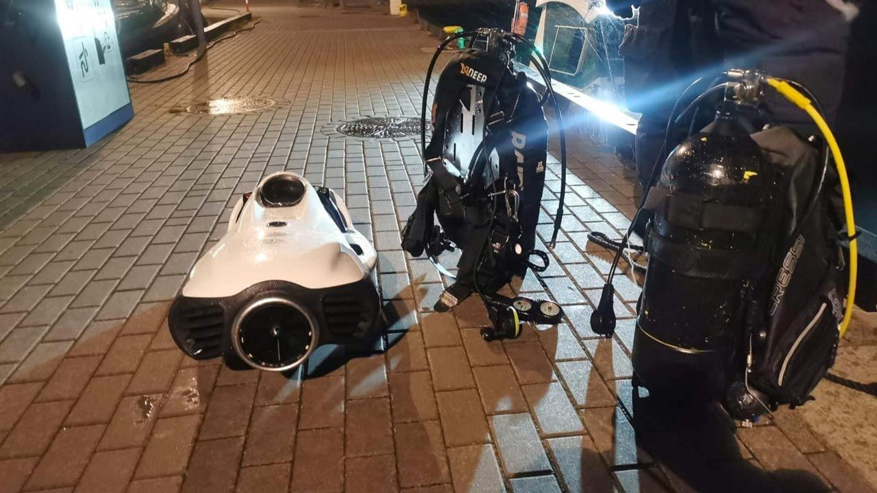 Nurkowie mieli specjalistyczny sprzęt (fot. Morska Służba Poszukiwania i Ratownictwa) Nurkowie mieli specjalistyczny sprzęt (fot. Morska Służba Poszukiwania i Ratownictwa)