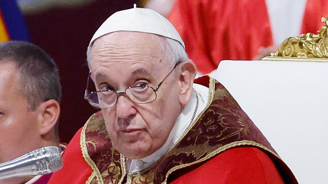 Papież zarzucił części mediów niszczenie ludzi m.in. przez manipulowanie informacjami (fot. PAP/EPA/FABIO FRUSTACI)