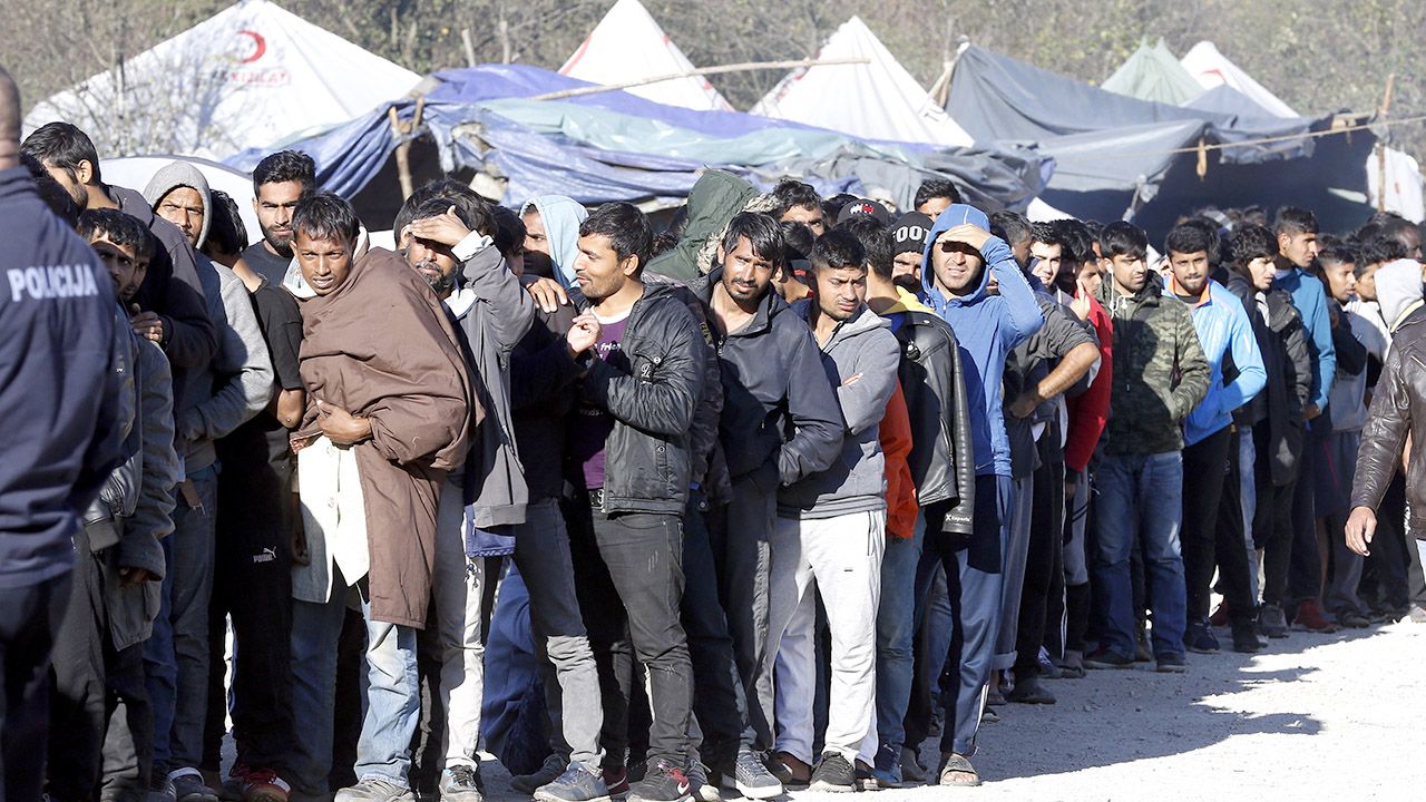 Państwa członkowskie UE miały w ciągu dwóch lat  rozdzielić między siebie do 120 tys. uchodźców (fot. PAP/EPA/FEHIM DEMIR)
