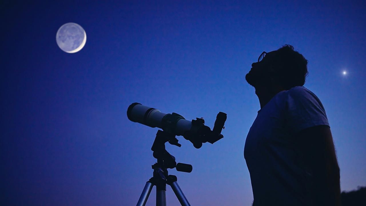 Obserwacje widowiskowej koniunkcji najlepiej rozpocząć około godz. 3 nad ranem (fot. Shutterstock/ AstroStar) Obserwacje widowiskowej koniunkcji najlepiej rozpocząć około godz. 3 nad ranem (fot. Shutterstock/ AstroStar)