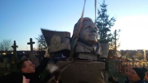 Працаўнікі камунальных служб дэмантуюць помнік Ларысе Геніюш у Зэльве, 2023 год. Фота: Народная Воля