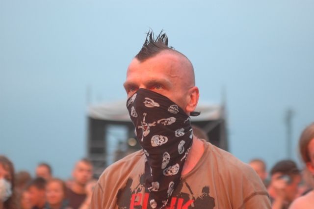Niezbędna ochrona przed kurzem i piachem pod sceną (fot. Krzysztof Świdrak)