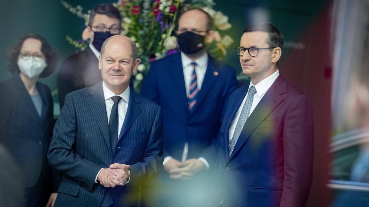 Kanclerz Olaf Scholz i premier Mateusz Morawiecki (fot. arch.PAP/DPA/Kay Nietfeld)