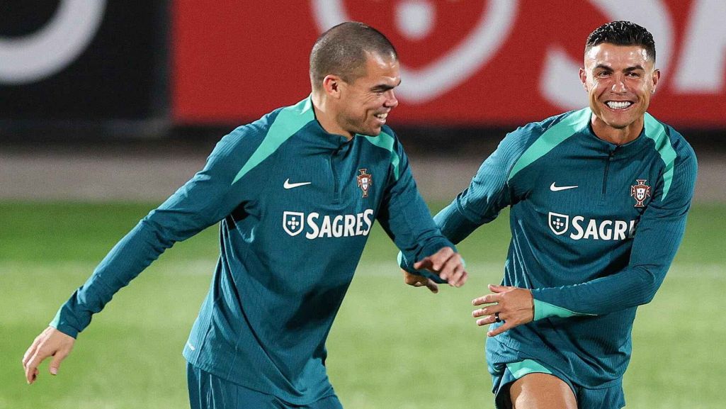 Pepe i Cristiano Ronaldo to jedni z najstarszych piłkarzy tegorocznych mistrzostw. Dla obu może być to ostatni wielki turniej w karierze. Fot. MIGUEL A. LOPES/ EPA/ PAP