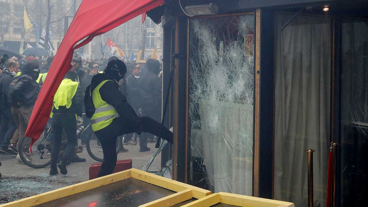 Władze zaostrzają kurs wobec protestujących (fot. REUTERS/Philippe Wojazer)