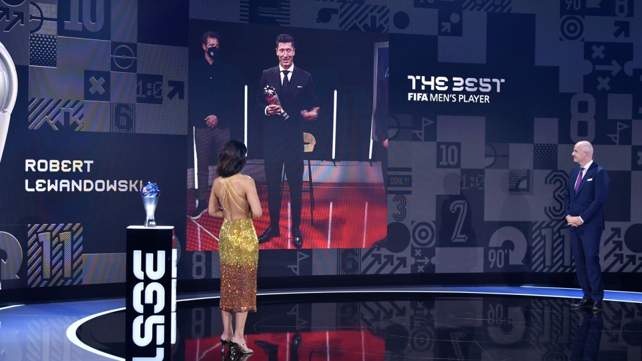 Robert Lewandowski wygrał plebiscyt FIFA na Piłkarza Roku (fot. PAP/EPA) Robert Lewandowski wygrał plebiscyt FIFA na Piłkarza Roku (fot. PAP/EPA)