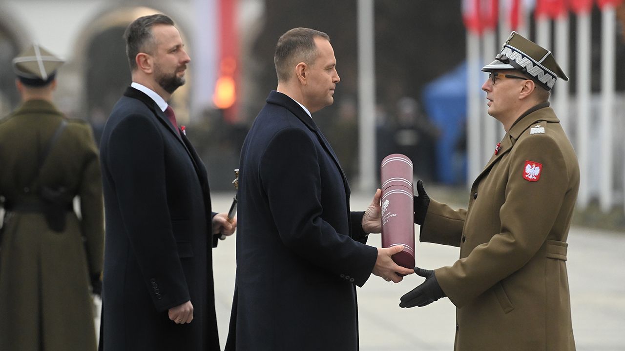 Wojskowi, policjanci i strażacy. Prezydent wręczył awanse generalskie