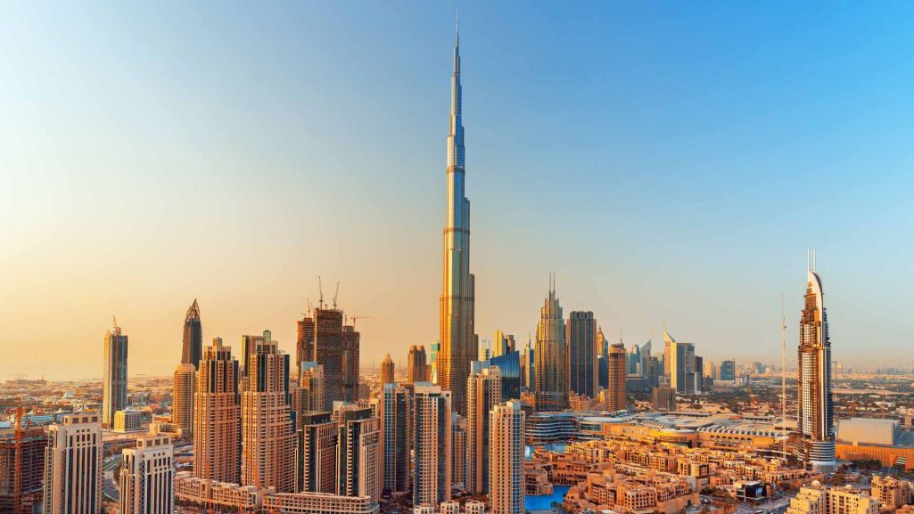 Centrum Dubaju o zachodzie słońca, widok na Burdż Chalifa, Zjednoczone Emiraty Arabskie. Fot. Rasto SK/ Shutterstock
