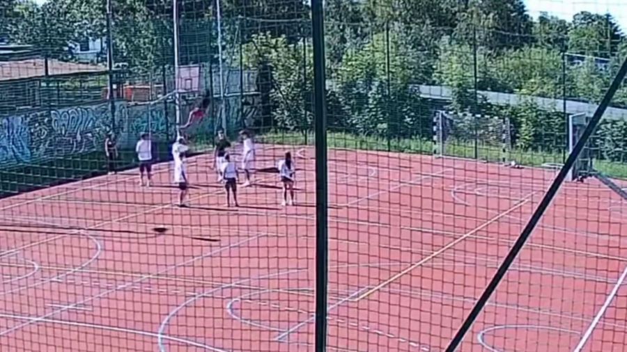 O włos od tragedii. Na boisku w Wadowicach runął kosz