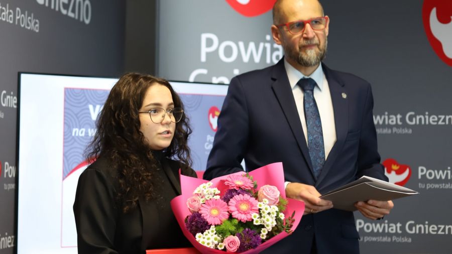 Bohaterska maturzystka Aleksandra Arczewska. Starosta gnieźnieński zabrał głos (fot. powiat-gniezno.pl)