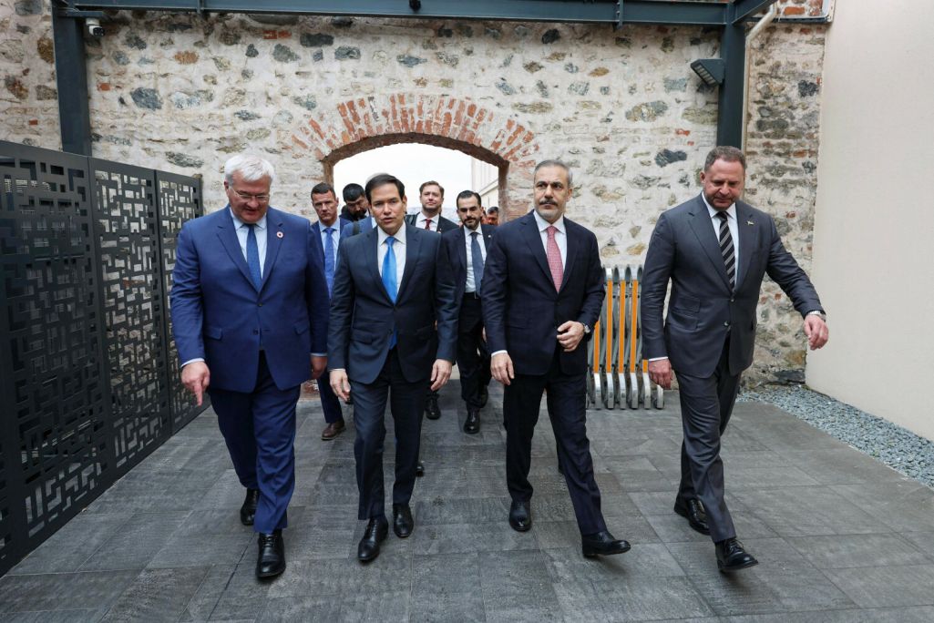 Міністр замежных справаў Турцыі Хакан Фідан (2-і справа), дзяржаўны сакратар ЗША Маркаў Руб’ёў (2-і злева) і міністр замежных справаў Украіны Андрэй Сыбіга (злева) перад сустрэчай у мірных перамовах паміж Украінай і Расіяй. Стамбул, Турцыя. Фота: Handout / Turkish Foreign Ministry / AFP / East News