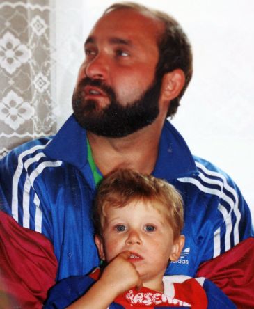 Krzysztof Lewandowski z małym Robertem (fot. East News)