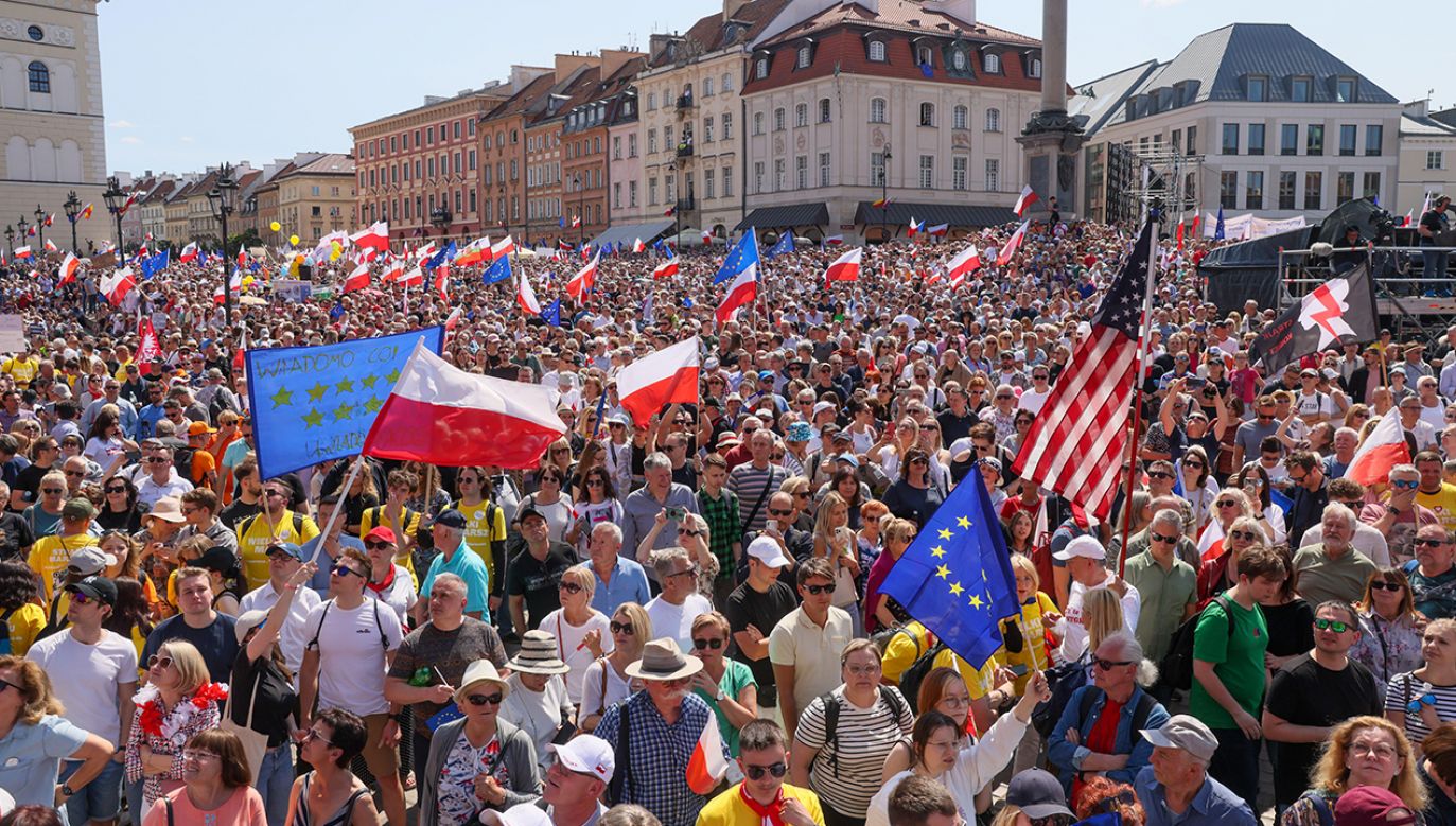 Zwolennicy Tuska przeszli na plac Zamkowy (fot. PAP/Leszek Szymański)