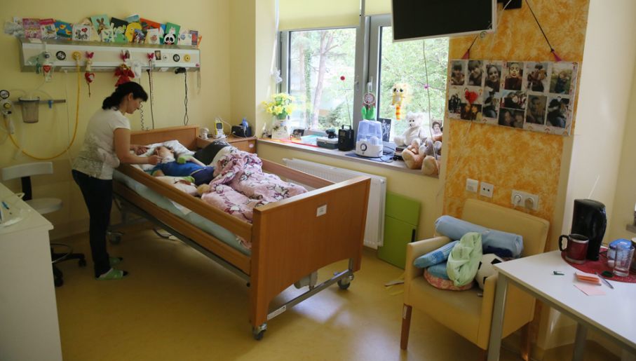 Pani Wanda Witau przy łóżku wybudzonej córki Sandry w klinice Budzik (fot. arch. PAP/Tomasz Gzell)