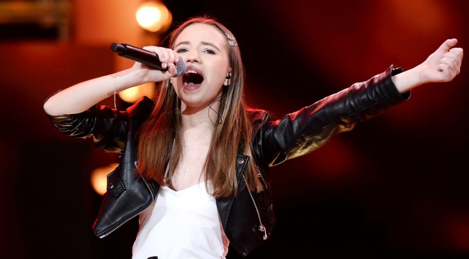 Tuż przed ogłoszeniem wyników na scenie gościnnie wystąpiła AniKa Dąbrowska, zwyciężczyni drugiej edycji „The Voice Kids”. Zaśpiewała utwór „Małe skrzydła” (fot. TVP/Jan Bogacz)