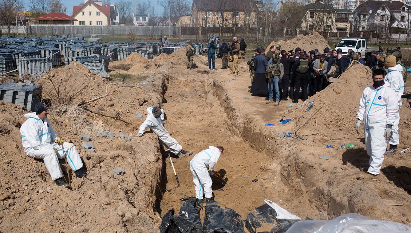 Przy cerkwi w Buczy podczas rosyjskiej okupacji zakopano ciała 119 cywilów (fot. Anastasia Vlasova/Getty Images, zdjęcie ilustracyjne))