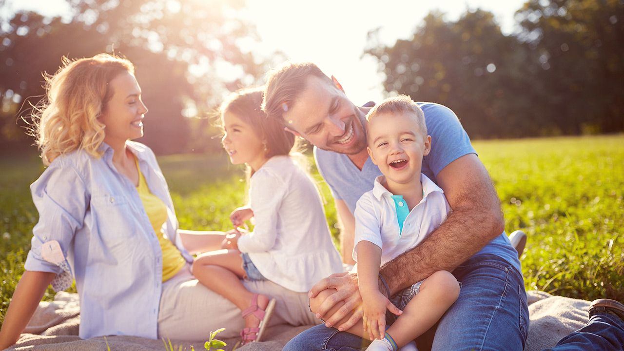 ZUS przypomina o dodatkowym zasiłku opiekuńczym (fot. Shutterstock) ZUS przypomina o dodatkowym zasiłku opiekuńczym (fot. Shutterstock)