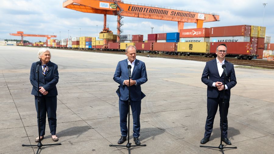 PM Donald Tusk (center) said the expansion of the hub was “a golden opportunity for Poland.” (PAP/Michał Meissner)