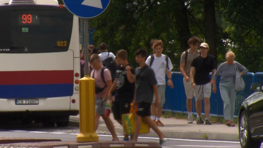 Na plażę do Chmielnik autobusem 99 ciągną tłumy w wakacje