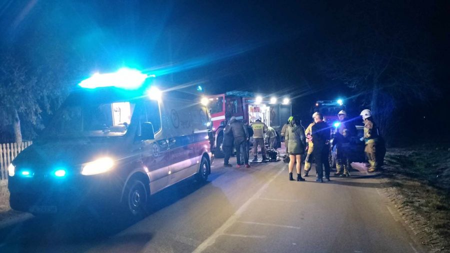 Pieczyska, wypadek, auto uderzyło w drzewo, ranny 31-latek (fot. OSP Aleksandria/Facebook)