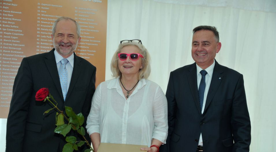 Magda Umer odbiera jubileuszową nagrodę (fot. Ireneusz Sobieszczuk/TVP)