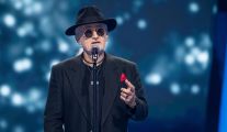 Krzysztof Kisiała, uczestnik programu „The Voice Senior” i podopieczny Tatiany Okupnik, w półfinale śpiewa piosenkę „Nie jesteś sama” Seweryna Krajewskiego.