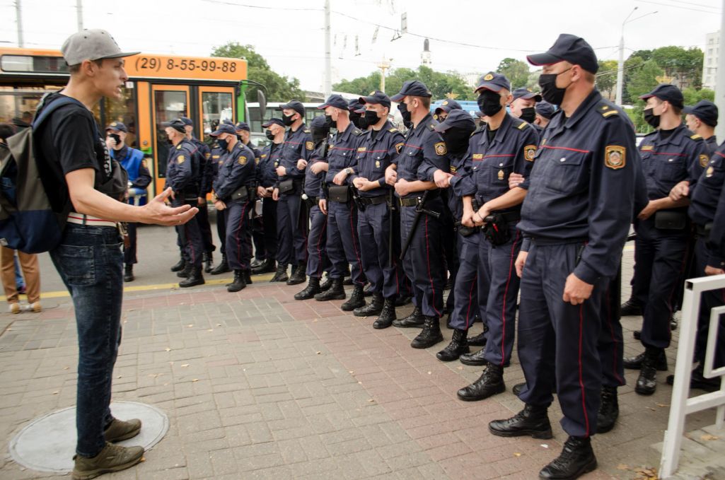 Уладзіслаў Макавецкі спрабуе размаўляць з супрацоўнікамі МУС, якія блакуюць вуліцу ў Віцебску. 6 верасня 2020 года, Віцебск. (Фота: Źmicier Kazakievič / Facebook)