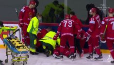 Jewgienij Lisowiec na noszach opuścił lodowisko (fot. TVP)