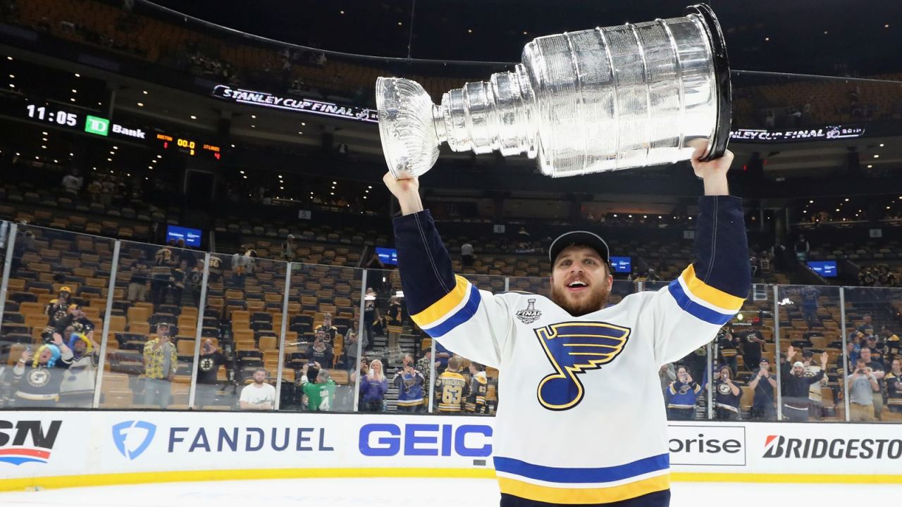 Brayden Schenn z St. Louis Blues z Pucharem Stanleya (fot. gettyimages)