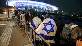 Kibice z Izraela (fot. Getty Images) Kibice Maccabi Tel Awiw przed stadionem, owinięci izraelskimi flagami, czekają w kolejce na wydarzenie sportowe. Symboliczne ujęcie w kontekście decyzji klubu o rezygnacji z udziału w meczu wyjazdowym Ligi Europy przeciwko Aston Villi (fot. Getty Images)