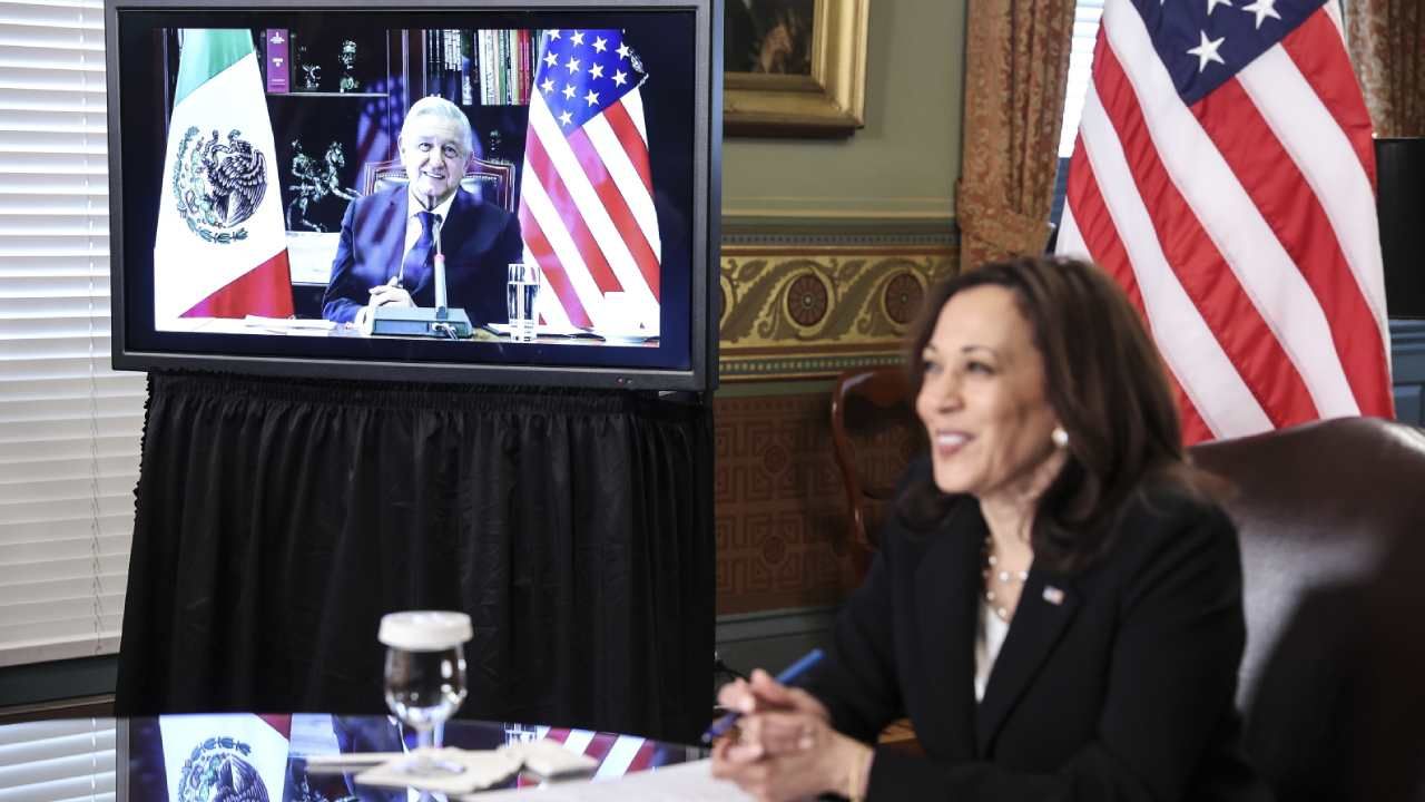 Prezydent Meksyku Andres Manuel Lopez Obrador i wiceprezydent USA Kamala Harris odbyli wideokonferencję (fot. PAP/EPA/OLIVER CONTRERAS / POOL) Prezydent Meksyku Andres Manuel Lopez Obrador i wiceprezydent USA Kamala Harris odbyli wideokonferencję (fot. PAP/EPA/OLIVER CONTRERAS / POOL)