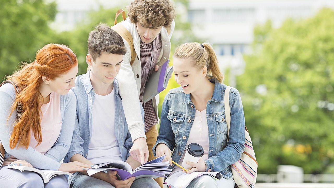 Coraz więcej studentów mieszka u rodziny i znajomych (fot. Shutterstock) Coraz więcej studentów mieszka u rodziny i znajomych (fot. Shutterstock)