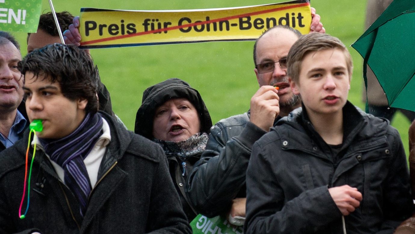 Protest organizacji ofiar pedofili oraz Junge Union (młodzieżowa organizacja CDU) przeciwko przyznaniu nagrody im. Theodora Heussa politykowi i publicyście Danielowi Cohnowi-Benditowi. Schlossplatz w Stuttgarcie, 20 kwietnia 2013 r. Fot. PAP/DPA, Marijan Mura