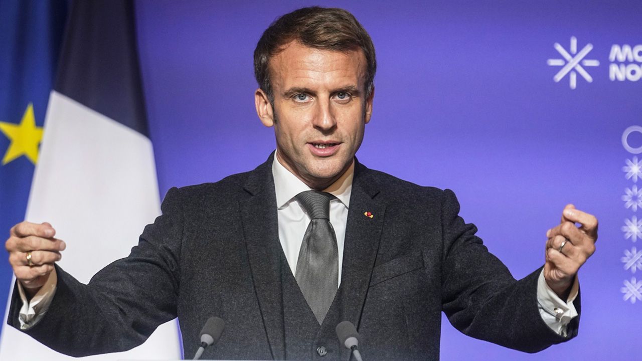 Emmanuel Macron zwrócił się we wtorek z orędziem do narodu (fot. PAP/EPA)