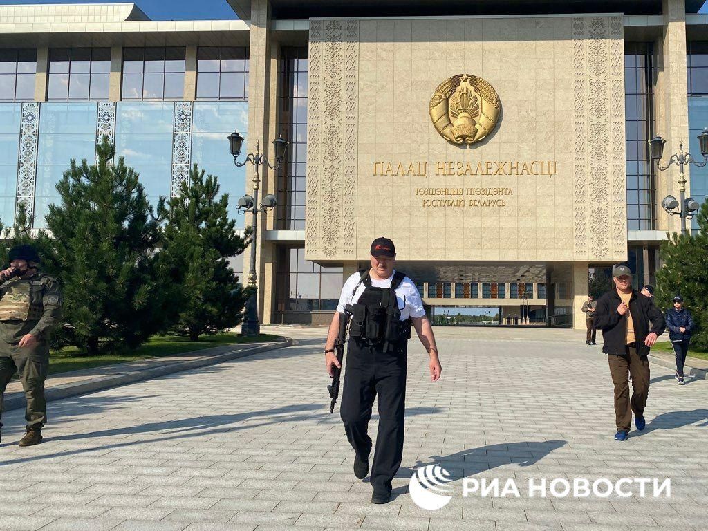 Аляксандр Лукашэнка з аўтаматам каля Палацу незалежнасці. Менск, 30 жніўня 2020 г. (Фота: РИА Новости)