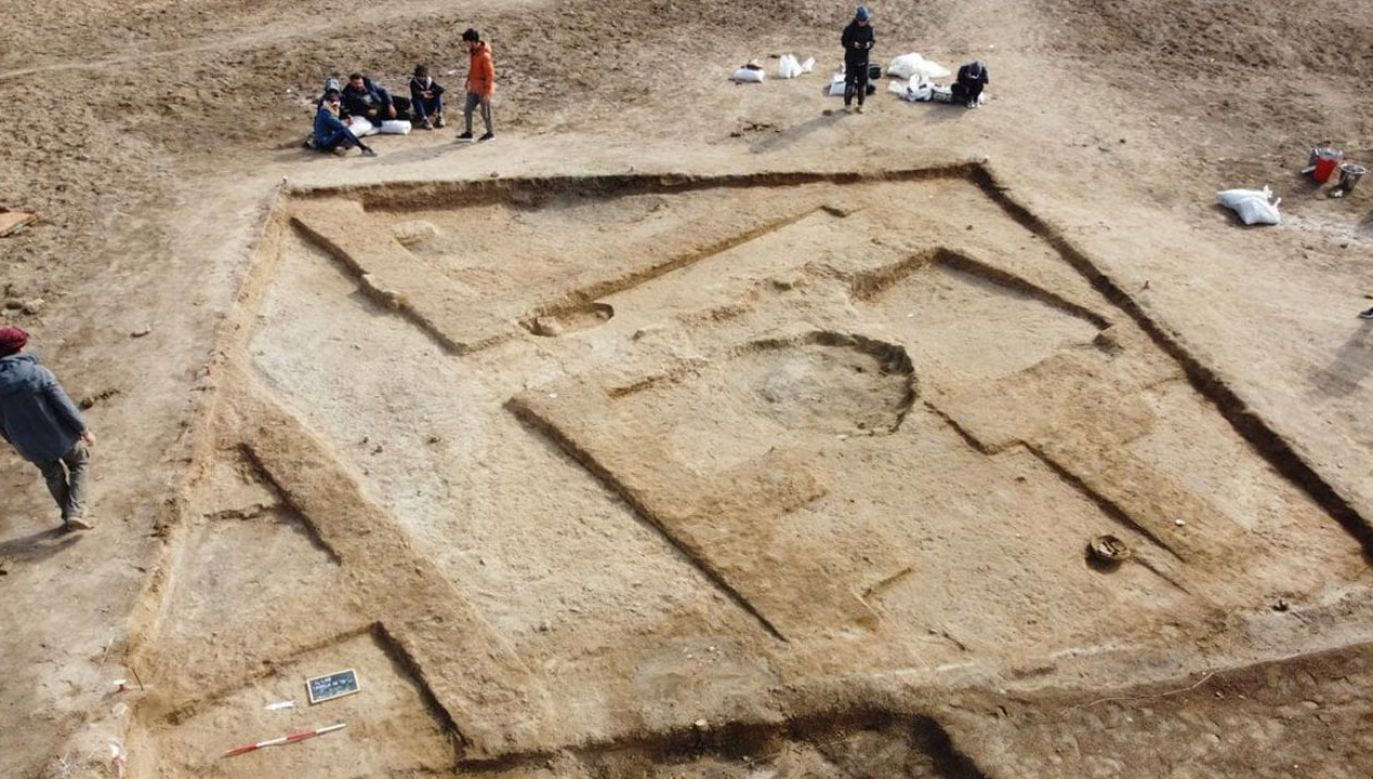 Archeolodzy odkryli bar, ławki przed lokalem i prymitywną lodówkę (fot. Lagash Archaeological Project)