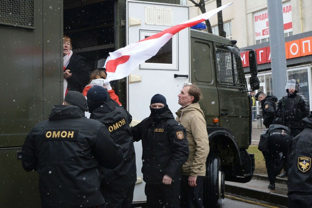 Супрацоўнікі АМАПу затрымліваюць дэманстрантаў падчас акцыі супраць улады Аляксандра Лукашэнкі і скандальнага закону пра дармаедаў. Менск, Беларусь. 25 сакавіка 2017 года. (Фота: Vasily Maximov / AFP Photo / East News)