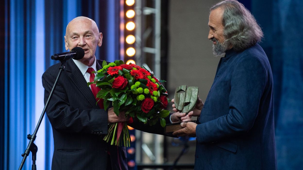 Laureat odebrał statuetkę z rąk Janusza Kukuły, dyrektora Teatru Polskiego Radia (fot. Natasza Młudzik/TVP)